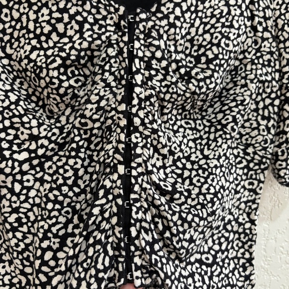 ⚡️5/$25 bundle sale⚡️ Urban Romantics Black White Animal Print Puff Sleeve crop - Picture 3 of 5